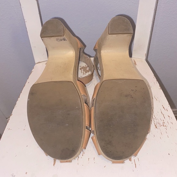 Old Navy Tan Kitten Heels Size 7 Gold Clasp - Picture 2 of 3
